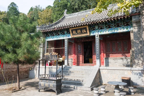 Henan, China - Nov 03 2015: Laojun-grot bij Mt.Songshan Scenic Area. een beroemde historische site in Dengfeng, Henan, China. — Stockfoto