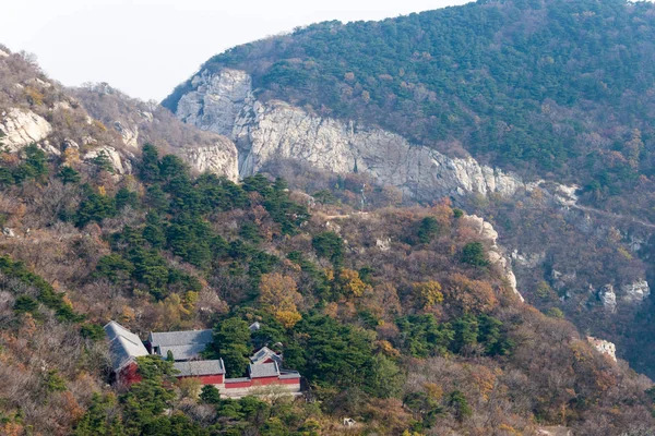 Che-nan, Čína - 03 listopad 2015: Mt.Songshan scénická oblast. slavné historické místo v Dengfeng, Henan, Čína. — Stock fotografie