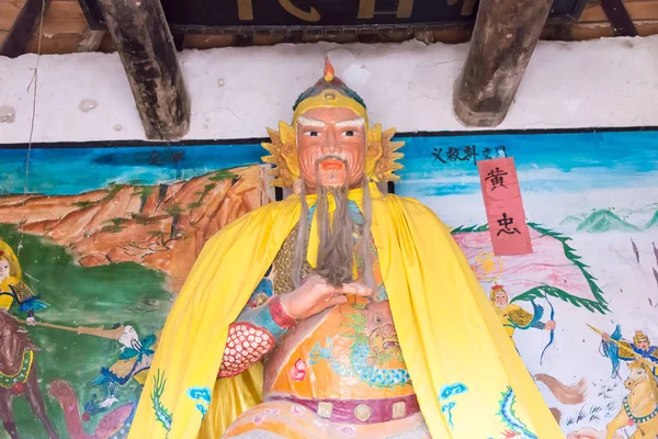HENAN, CHINA - 31 de octubre de 2015: Estatua de Huang Zhong en la antigua residencia de Huang Zhong. un sitio histórico famoso en Nanyang, Henan, China . — Foto de Stock