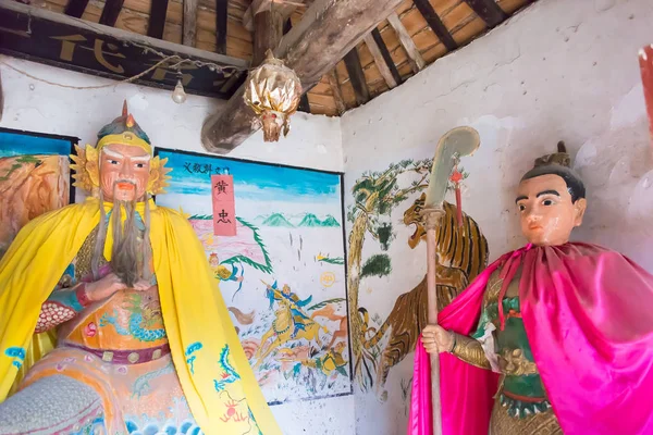 HENAN, CHINA - 31 de octubre de 2015: Estatua de Huang Zhong en la antigua residencia de Huang Zhong. un sitio histórico famoso en Nanyang, Henan, China . —  Fotos de Stock