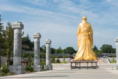 Henan, Çin - 20 Ağustos 2015: Laozi heykel Hangu Pass manzara alan. ünlü tarihi bir site Lingbao, Henan, Çin.