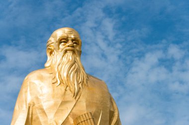 Henan, Çin - 20 Ağustos 2015: Laozi heykel Hangu Pass manzara alan. ünlü tarihi bir site Lingbao, Henan, Çin.