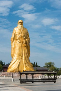 Henan, Çin - 20 Ağustos 2015: Laozi heykel Hangu Pass manzara alan. ünlü tarihi bir site Lingbao, Henan, Çin.