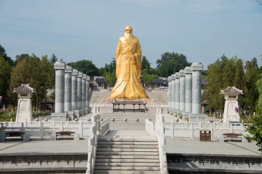 Henan, Çin - 20 Ağustos 2015: Laozi heykel Hangu Pass manzara alan. ünlü tarihi bir site Lingbao, Henan, Çin.