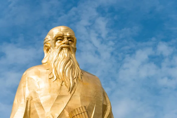 Henan, Çin - 20 Ağustos 2015: Laozi heykel Hangu Pass manzara alan. ünlü tarihi bir site Lingbao, Henan, Çin.