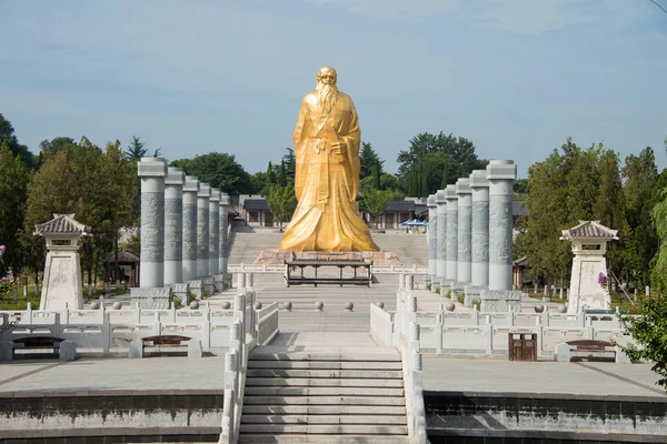 Henan, Çin - 20 Ağustos 2015: Laozi heykel Hangu Pass manzara alan. ünlü tarihi bir site Lingbao, Henan, Çin.