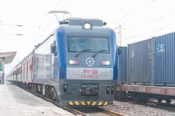 HENAN, CHINA - Aug 21 2015: China Railways HXD3 electric locomotive in Lingbao Railway Station, Henan, China. The locomotive was built by Toshiba, CNR Dalian, CNR Datong and CNR Beijing Feb.7th. — Stock Photo, Image