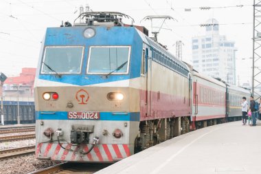 Henan, Çin - 03 Ekim 2015: Çin Demiryolları Ss7d elektrikli lokomotif Gongyi tren istasyonu, Henan, Çin. Çin demiryolu ağda kullanılan Ss7d.