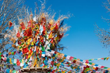 Shangrila, Çin - Mar 13 2015: Dua bayrağı Çin nehir yunusu Tapınağı'nda. Shangrila, Yunnan, Çin'in ünlü bir Tibet şehir.