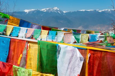 Shangrila, Çin - Mar 13 2015: Dua bayrağı Çin nehir yunusu Tapınağı'nda. Shangrila, Yunnan, Çin'in ünlü bir Tibet şehir.