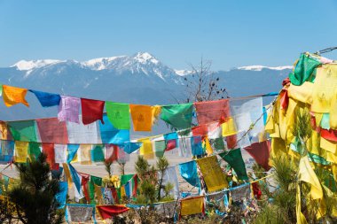 Shangrila, Çin - Mar 13 2015: Dua bayrağı Çin nehir yunusu Tapınağı'nda. Shangrila, Yunnan, Çin'in ünlü bir Tibet şehir.