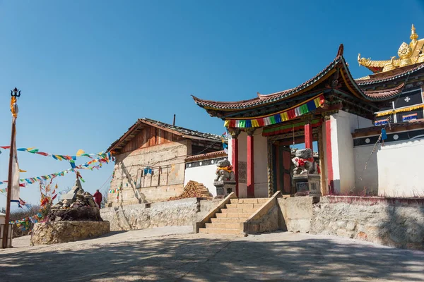 SHANGRILA, CHINA - 13 MAR 2015: Templo Baiji en el casco antiguo de Shangrila. una famosa ciudad tibetana de Shangrila, Yunnan, China . —  Fotos de Stock