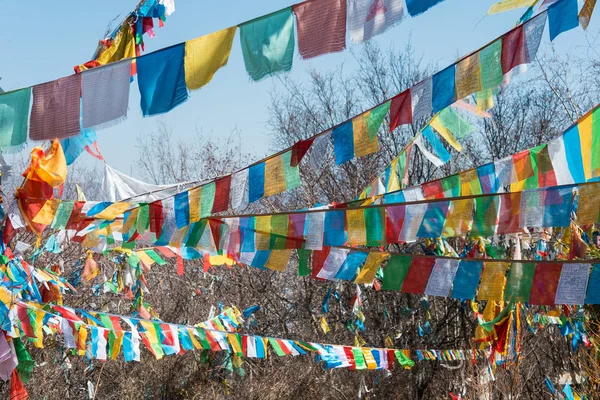 Shangrila, Kina - Mar 13 2015: Prayer flag Baiji templet. en berömda tibetanska staden Shangrila, Yunnan, Kina. — Stockfoto