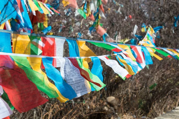 SHANGRILA, CHINA - MAR 13 2015: Bandeira de oração no Templo Baiji. uma famosa cidade tibetana de Shangrila, Yunnan, China . — Fotografia de Stock