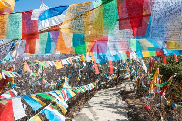 Shangrila, Čína - Mar 13 2015: Modlitba vlajka v Baiji chrámu. slavné tibetské město Shangrila, Yunnan, Čína. — Stock fotografie