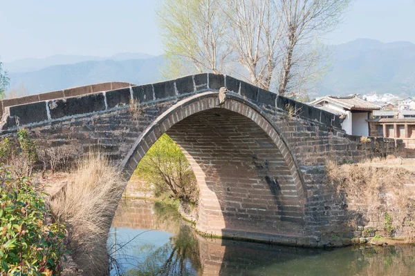 YUNNAN, CHINA - MAR 20 2015: Yujin Bridge at Shaxi Ancient village. a famous Ancient village of Jianchuan, Yunnan, China. — Stock Photo, Image