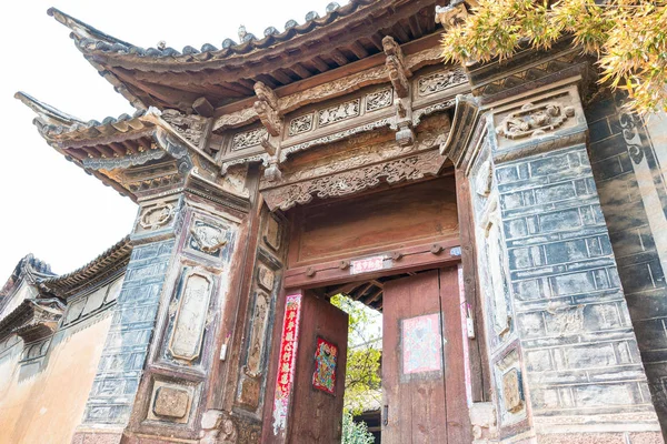 YUNNAN, CHINE - MAR 22 2015 : LA MAISON OUYANG au village ancien de Shaxi. un célèbre village antique de Jianchuan, Yunnan, Chine . — Photo