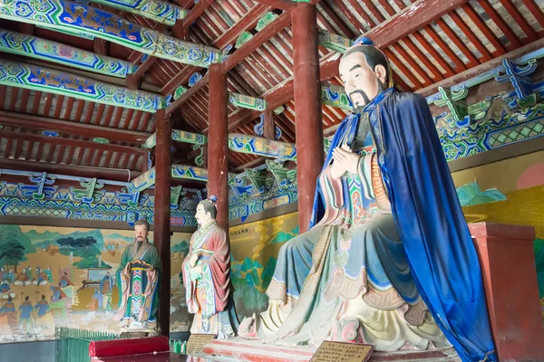 HENAN, CHINA - Oct 26 2015: Statue of Confucius at Xuzhou's Confucian Temple at Spring and Autumn Tower Scenic Spot(Chunqiu Building). a famous historic site in Xuchang, Henan, China. — Stock Photo, Image