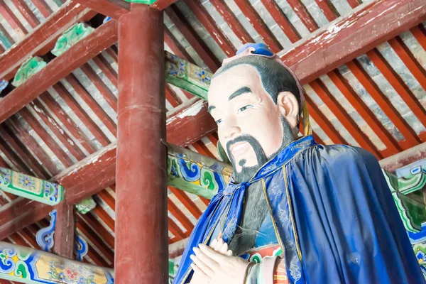 HENAN, CHINE - 26 octobre 2015 : Statue de Confucius au temple confucéen de Xuzhou à Spring and Autumn Tower Scenic Spot (bâtiment Chunqiu). un site historique célèbre à Xuchang, Henan, Chine . — Photo