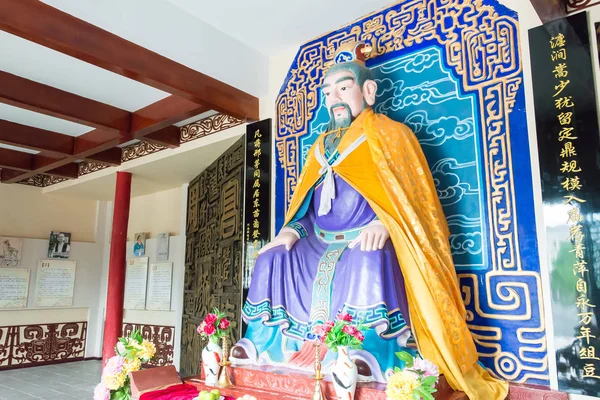 HENAN, CINA 07 lug 2015: La statua del Duca di Zhou al Museo del Tempio di Luoyang Zhougong. un famoso sito storico a Luoyang, Henan, Cina . — Foto Stock