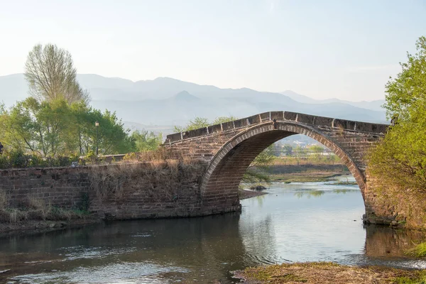 YUNNAN, CINA - 21 MAR 2015: Ponte Yujin al villaggio di Shaxi Ancient. un famoso villaggio antico di Jianchuan, Yunnan, Cina . — Foto Stock