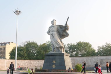 Hebei, Çin - 23 Ekim 2015: Taiyuan, Hebei, Çin Zilong Square'de Zhao Yun heykeller. geç Doğu Han Hanedanlığı ve erken Üç Krallık döneminde yaşamış bir askeri general oldu.