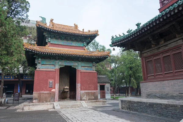 HEBEI, CHINA - okt 23 2015: Langefallstempel. et kjent historisk sted i Zhengding, Hebei, Kina . – stockfoto