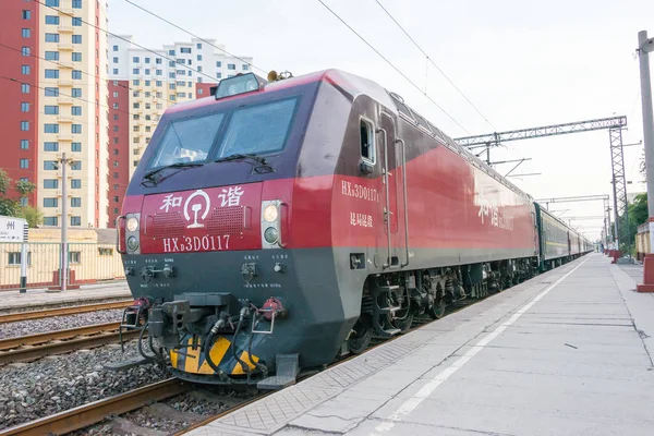 HEBEI, CHINA - 13 de octubre de 2015: China Railways HXD3D locomotora eléctrica en la estación de tren de Zhuozhou, Hebei, China. La locomotora es la aplicación real de casi alta velocidad de locomotoras de CA de alta potencia . —  Fotos de Stock