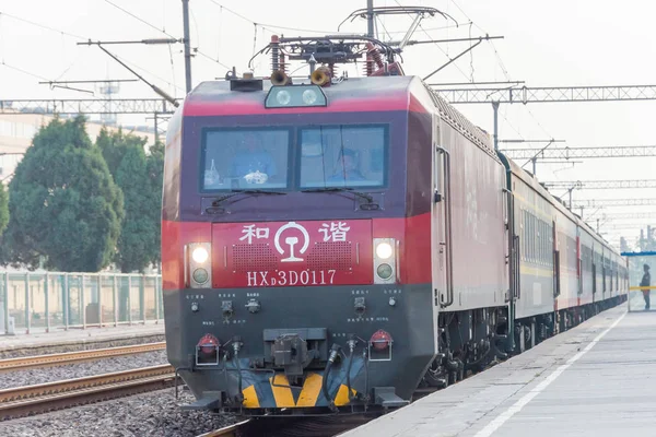 Hebei, Čína - Říjen 13 2015: China Railways Hxd3d elektrická lokomotiva Zhuozhou Railway Station, Hebei, Čína. Lokomotiva je skutečná kvazi-vysoká rychlost aplikace vysokého výkonu Ac lokomotiv. — Stock fotografie