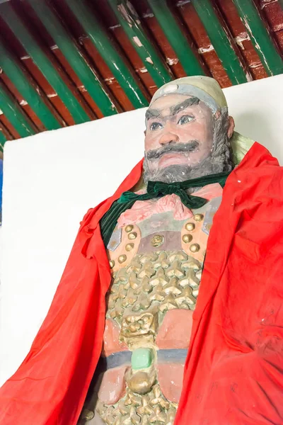Hebei, Kina - okt 13 2015: Zhangfei staty vid Sanyi-templet. en berömd historisk plats i Zhuozhou, Hebei, Kina. — Stockfoto