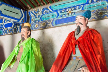 Hebei, Çin - 13 Ekim 2015: Pang Tong ve heykelleri Zhuge Liang Sanyi Tapınağı'nda. ünlü tarihi bir site Zhuozhou, Hebei, Çin.