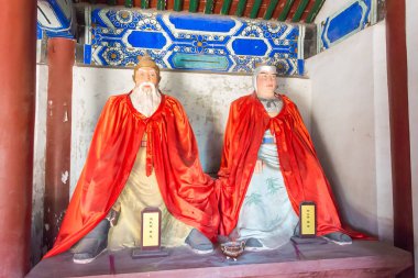 Hebei, Çin - 13 Ekim 2015: Heykelleri Huang Zhong ve Zhao Yun Sanyi Tapınağı'nda. ünlü tarihi bir site Zhuozhou, Hebei, Çin.
