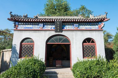 Hebei, Çin - 13 Ekim 2015: Zhangfei mezar Zhangfei Tapınağı'nda. ünlü tarihi bir site Zhuozhou, Hebei, Çin.