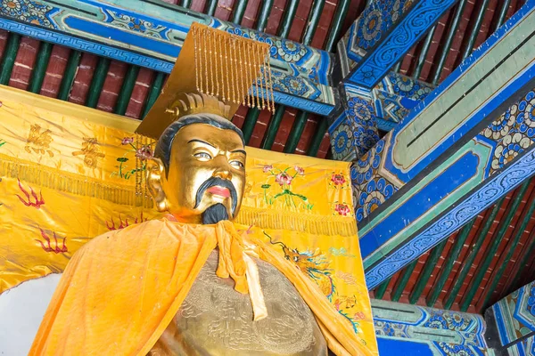 HEBEI, CHINA - 13 de octubre de 2015: Estatua de Liubei en el Templo de Sanyi. un sitio histórico famoso en Zhuozhou, Hebei, China . —  Fotos de Stock