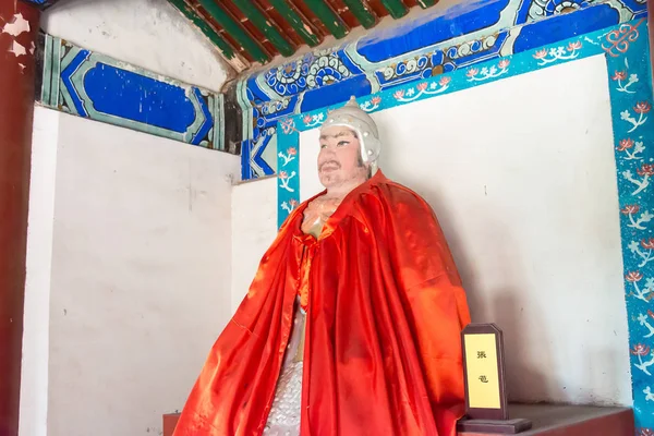 HEBEI, CHINA - 13 de octubre de 2015: Estatua de Zhang Bao en el Templo de Sanyi. un sitio histórico famoso en Zhuozhou, Hebei, China . — Foto de Stock