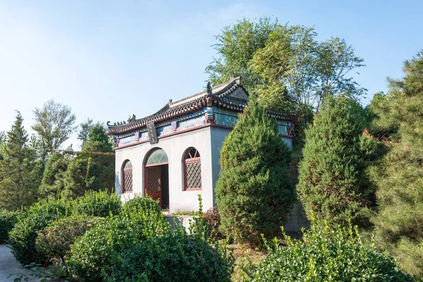 HEBEI, CHINA - 13 de octubre de 2015: Tumba Zhangfei en el Templo Zhangfei. un sitio histórico famoso en Zhuozhou, Hebei, China . —  Fotos de Stock
