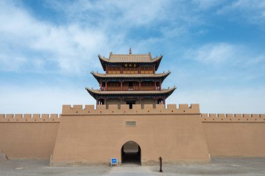 Jiayuguan, Çin - 13 Nisan 2015: Jiayuguan Pass, Çin Seddi batı ucunda. ünlü tarihi sitesi (Unesco Dünya Mirası) Jiayuguan, Gansu, China.