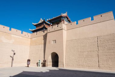 Jiayuguan, Çin - 13 Nisan 2015: Jiayuguan Pass, Çin Seddi batı ucunda. ünlü tarihi sitesi (Unesco Dünya Mirası) Jiayuguan, Gansu, China.