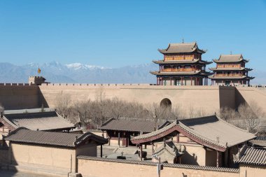 Jiayuguan, Çin - 13 Nisan 2015: Jiayuguan Pass, Çin Seddi batı ucunda. ünlü tarihi sitesi (Unesco Dünya Mirası) Jiayuguan, Gansu, China.