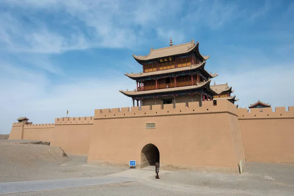 JIAYUGUAN, CINA - 13 aprile 2015: Passo Jiayuguan, estremità occidentale della Grande Muraglia. un famoso sito storico (patrimonio mondiale dell'UNESCO) a Jiayuguan, Gansu, Cina . — Foto Stock