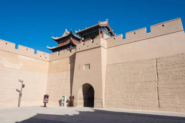 JIAYUGUAN, CINA - 13 aprile 2015: Passo Jiayuguan, estremità occidentale della Grande Muraglia. un famoso sito storico (patrimonio mondiale dell'UNESCO) a Jiayuguan, Gansu, Cina . — Foto Stock