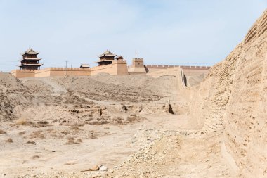 Jiayuguan, Çin - 13 Nisan 2015: Jiayuguan Pass, Çin Seddi batı ucunda. ünlü tarihi sitesi (Unesco Dünya Mirası) Jiayuguan, Gansu, China.