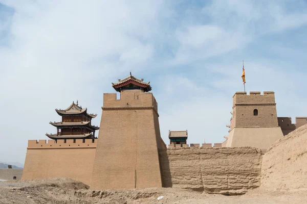 JIAYUGUAN, CHINE - 13 avril 2015 : col Jiayuguan, extrémité ouest de la Grande Muraille. un site historique célèbre (site du patrimoine mondial de l'UNESCO) à Jiayuguan, Gansu, Chine . — Photo