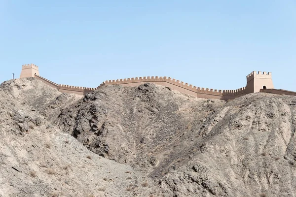 Ганьсу, Китай - 14 квітня 2015: Що нависають над Великої китайської стіни. знаменитий історичний сайт в Ганьсу, Китай. — стокове фото