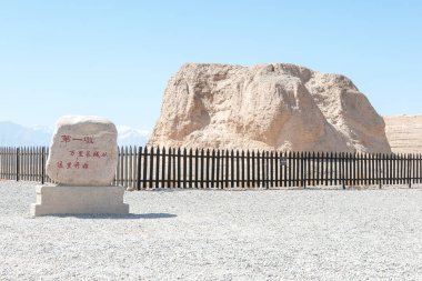 Gansu, Çin - 13 Nisan 2015: İlk İskelenin büyük bir duvar doğal spot. ünlü tarihi bir site içinde: Gansu, China.