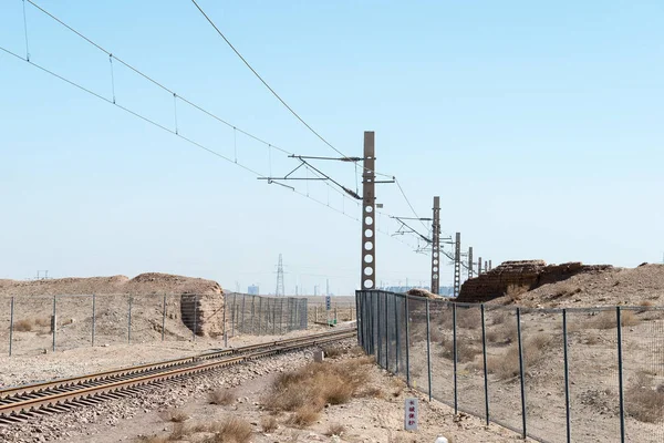 GANSU, CHINA - Abr 13 2015: Passagem de trem com Grande Muralha em Jiayuguan, Gansu, China . — Fotografia de Stock