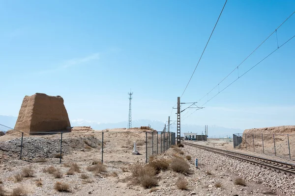 GANSU, CHINA - Abr 13 2015: Passagem de trem com Grande Muralha em Jiayuguan, Gansu, China . — Fotografia de Stock