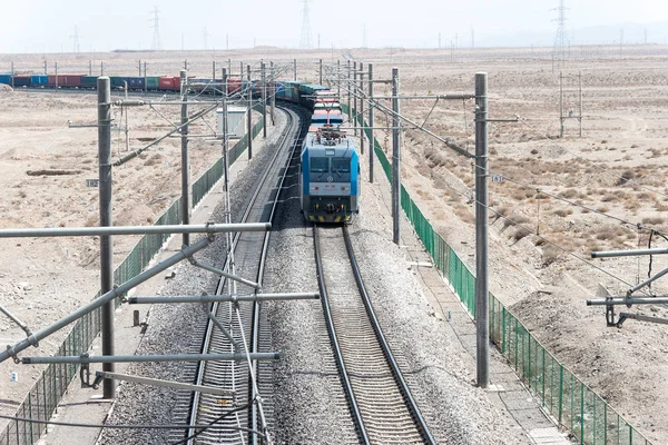 Gansu, Çin - 13 Nisan 2015: Çin Demiryolları Hxd1c elektrikli lokomotif Jiayuguan, Gansu, Çin. Çin demiryolu ağda kullanılan Hxd1c.