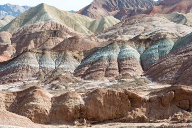 Gansu, Çin - 10 Nisan 2015: Renkli Hills doğal alanı Zhangye Ulusal Geopark (Zhangye Danxia). Danxia ülke Zhangye, Gansu, Çin ünlü manzara olduğunu.