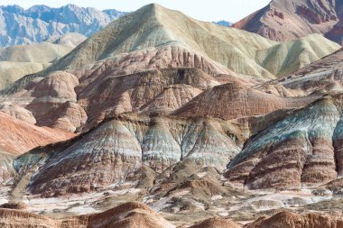 Gansu, Çin - 10 Nisan 2015: Renkli Hills doğal alanı Zhangye Ulusal Geopark (Zhangye Danxia). Danxia ülke Zhangye, Gansu, Çin ünlü manzara olduğunu.